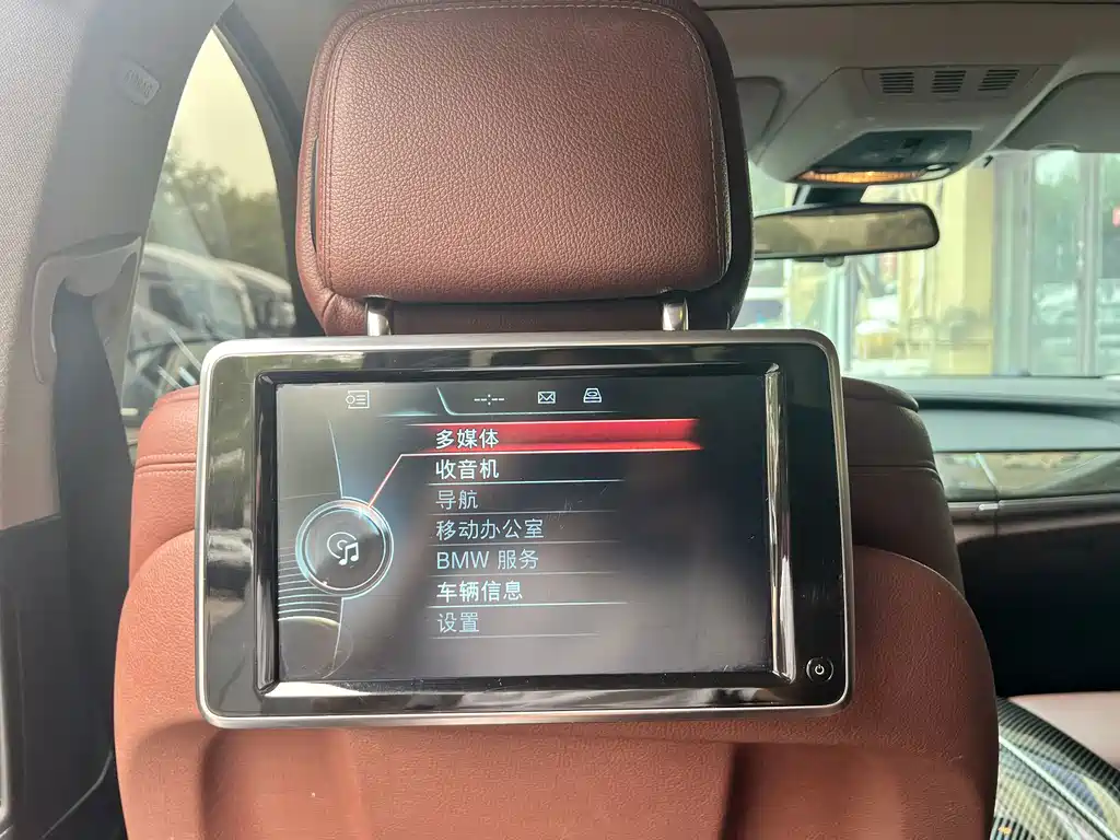 BMW 7 Series — миниатюра 19