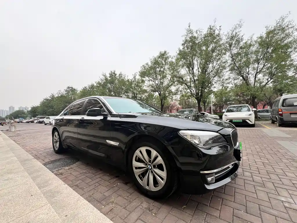 BMW 7 Series — миниатюра 8