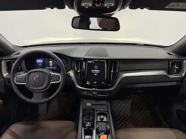 Volvo XC60 2025 B5 Luxury