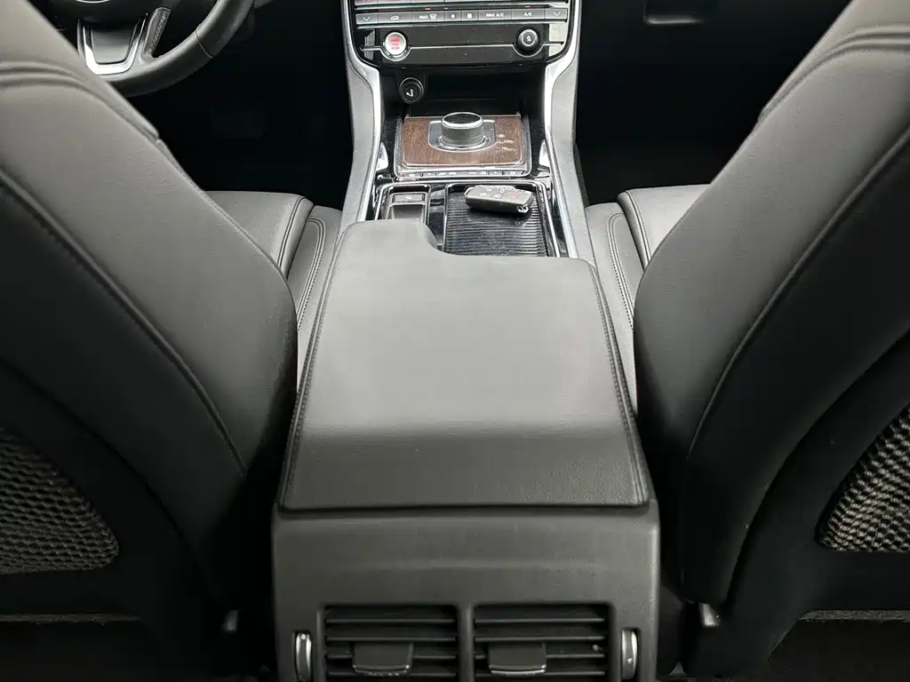Jaguar XFL — миниатюра 13