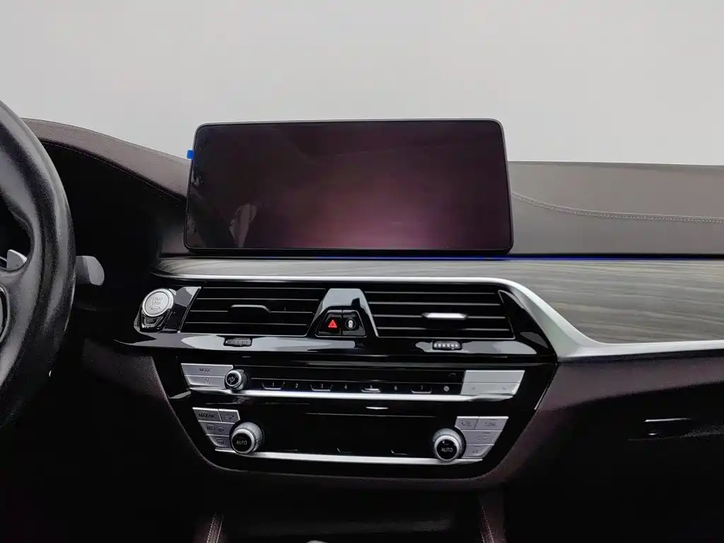 BMW 5 Series — миниатюра 12