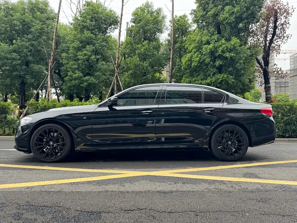 BMW 5 Series — миниатюра 9