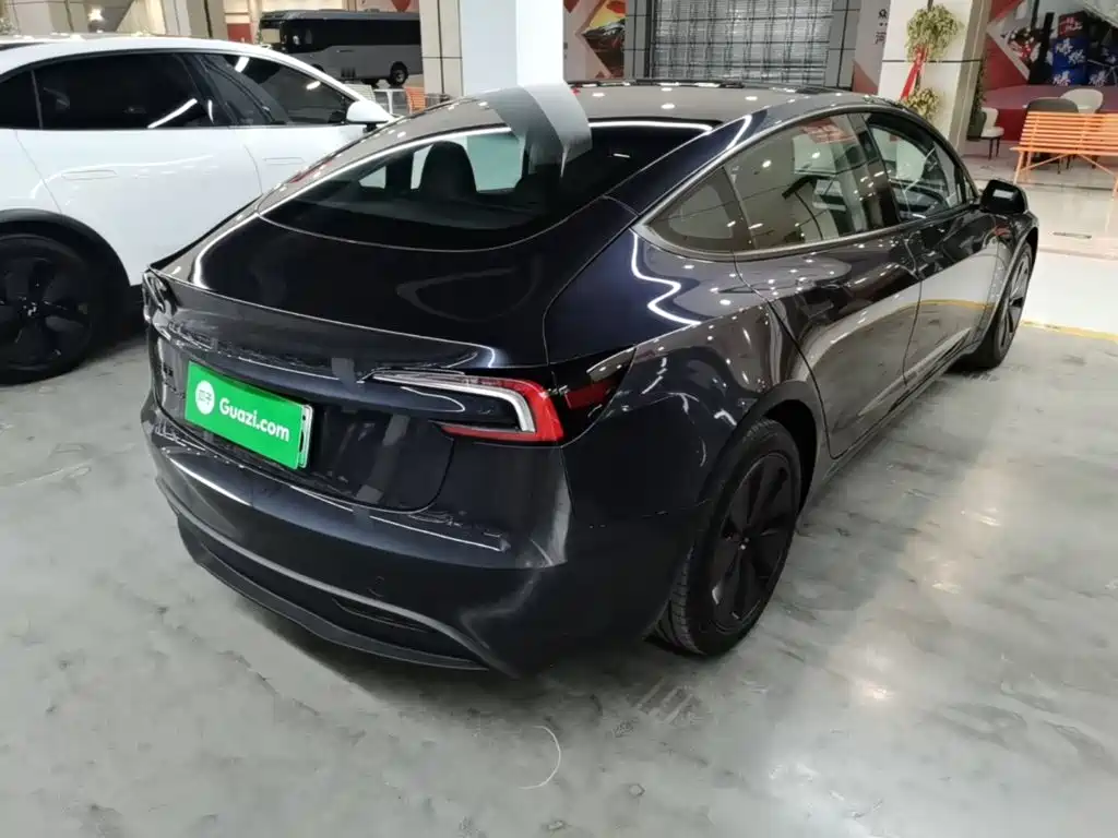 Tesla Model 3 — миниатюра 7