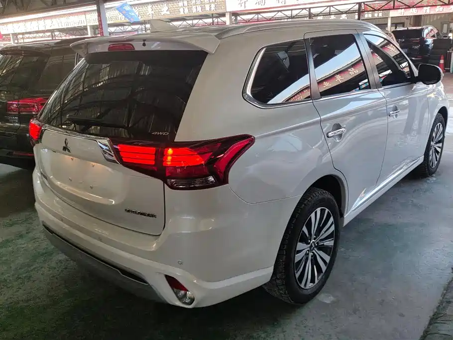MITSUBISHI OUTLANDER