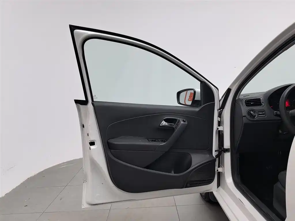 Volkswagen Polo 2013 1.4L MT