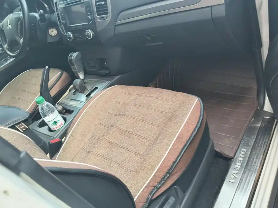 Mitsubishi Pajero (Import) — миниатюра 8
