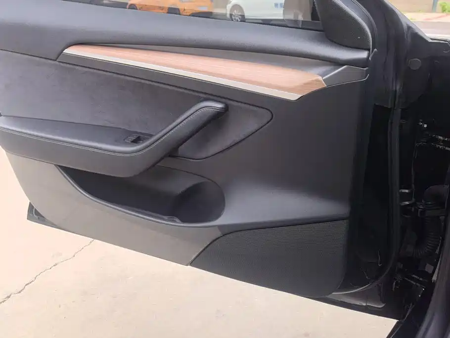 Tesla Model 3 — миниатюра 7