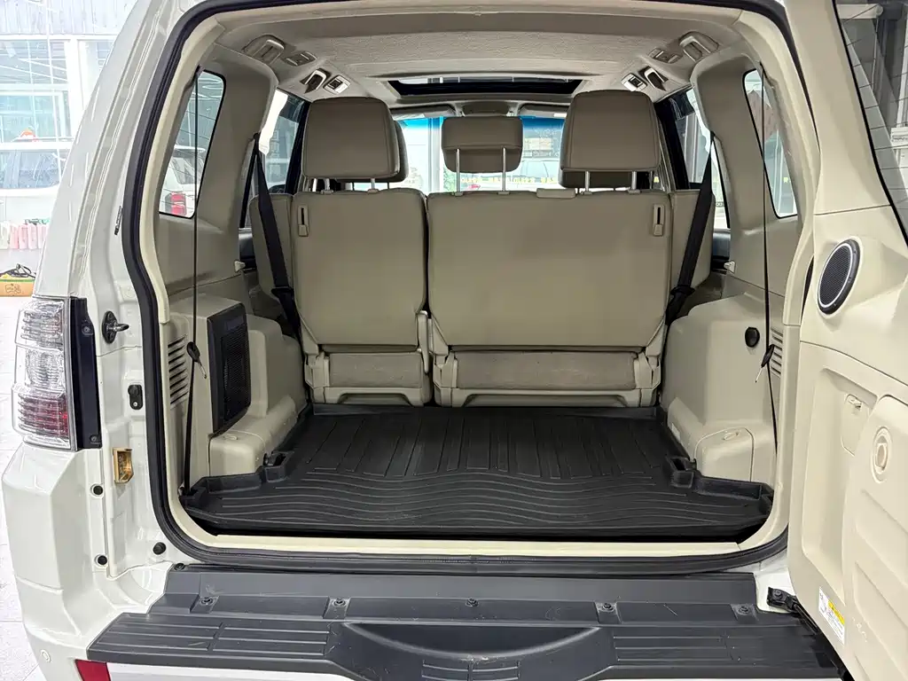 Mitsubishi Pajero (Import) — миниатюра 14