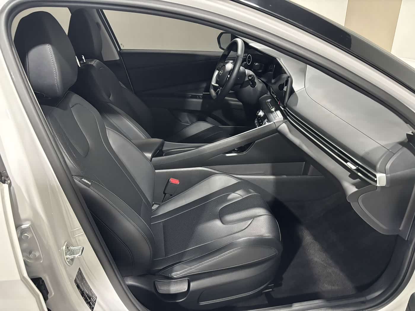 Hyundai Elantra 1.5 л 2023 г. Белый, пробег 26000 км