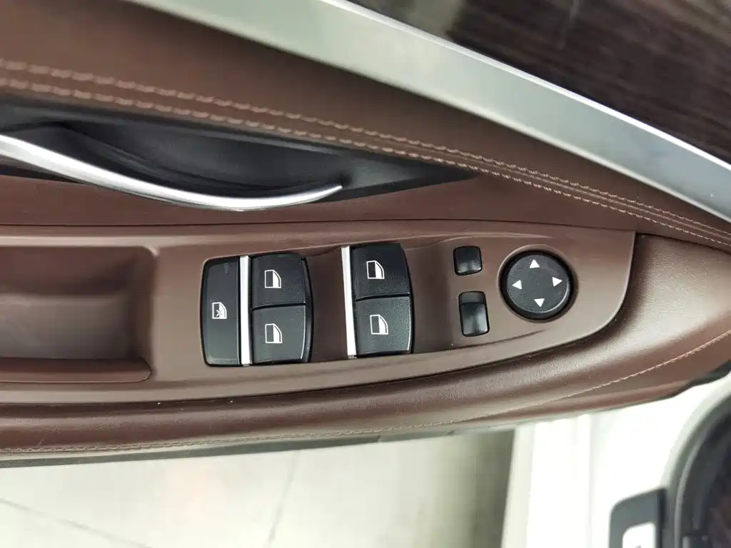 BMW 5 Series — миниатюра 9