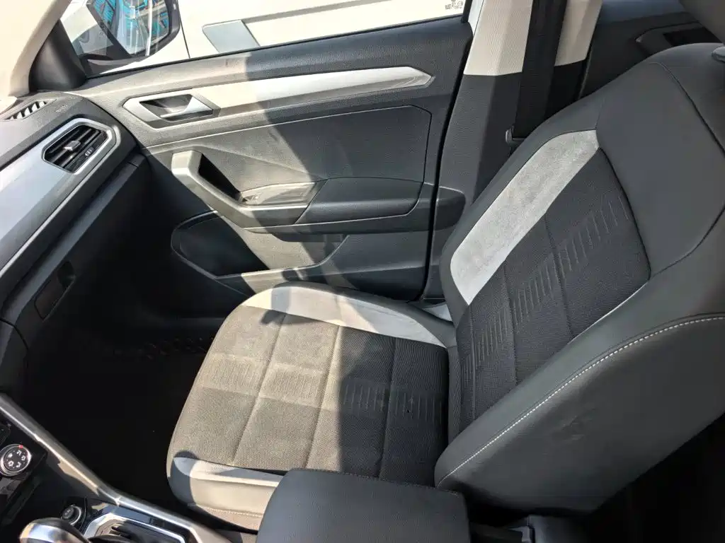 Volkswagen T-Roc — миниатюра 12