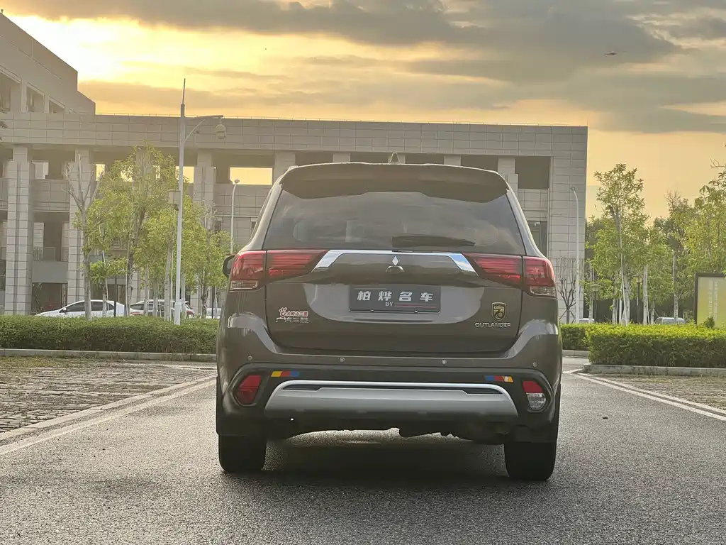 MITSUBISHI OUTLANDER