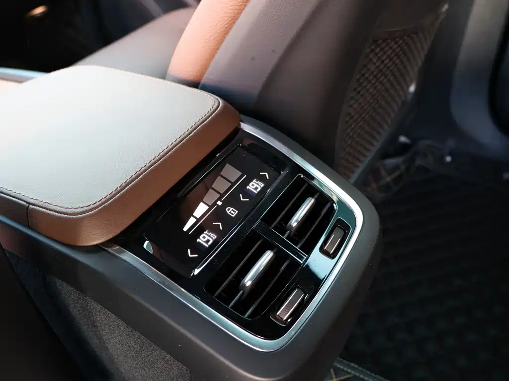Volvo XC90 2025 B6 Luxury 7 мест