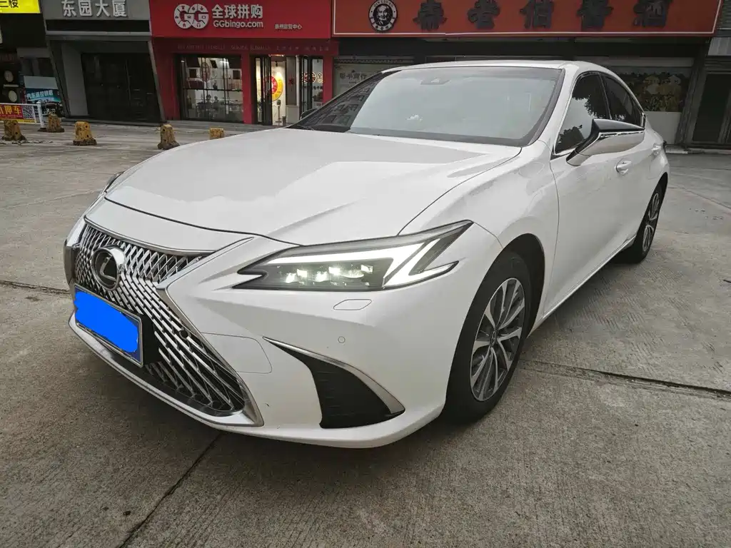 Lexus ES 2025