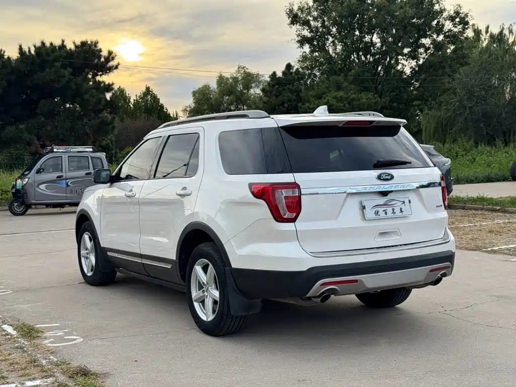 Ford Explorer (Import) — миниатюра 4
