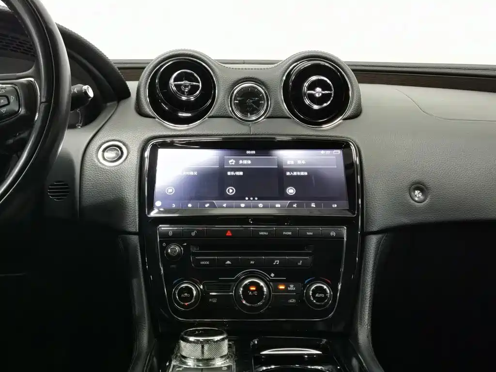 Jaguar XJ — миниатюра 12