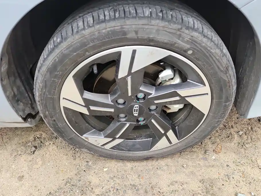 Geely L HiP — миниатюра 6