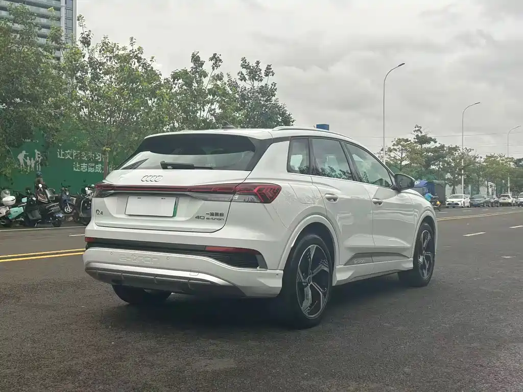 AUDI Q4 E TRON