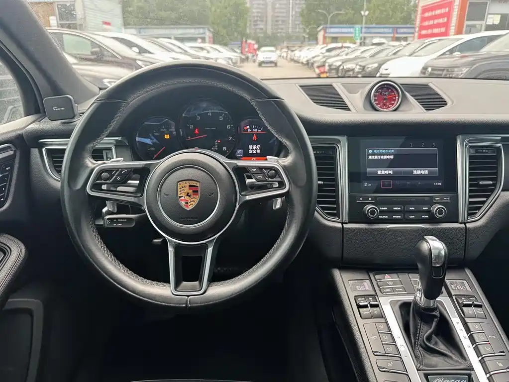 PORSCHE MACAN