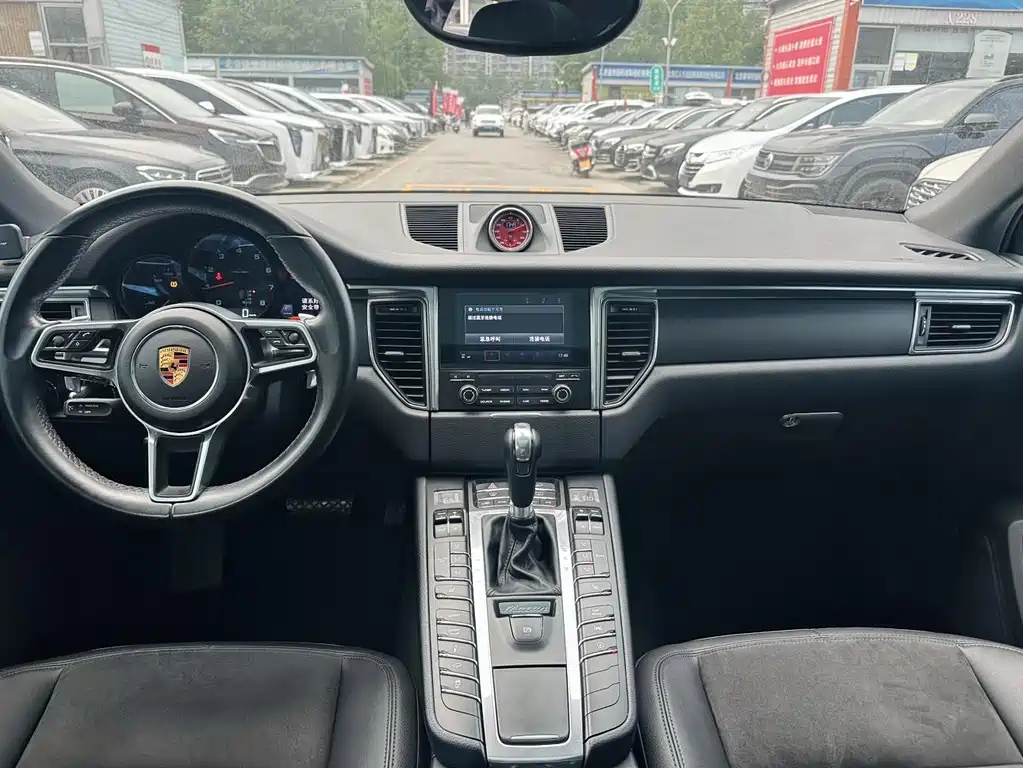 PORSCHE MACAN