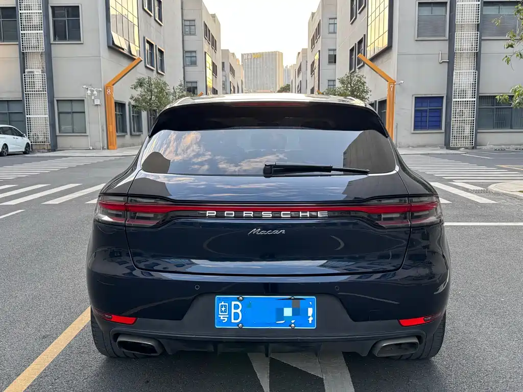 PORSCHE MACAN