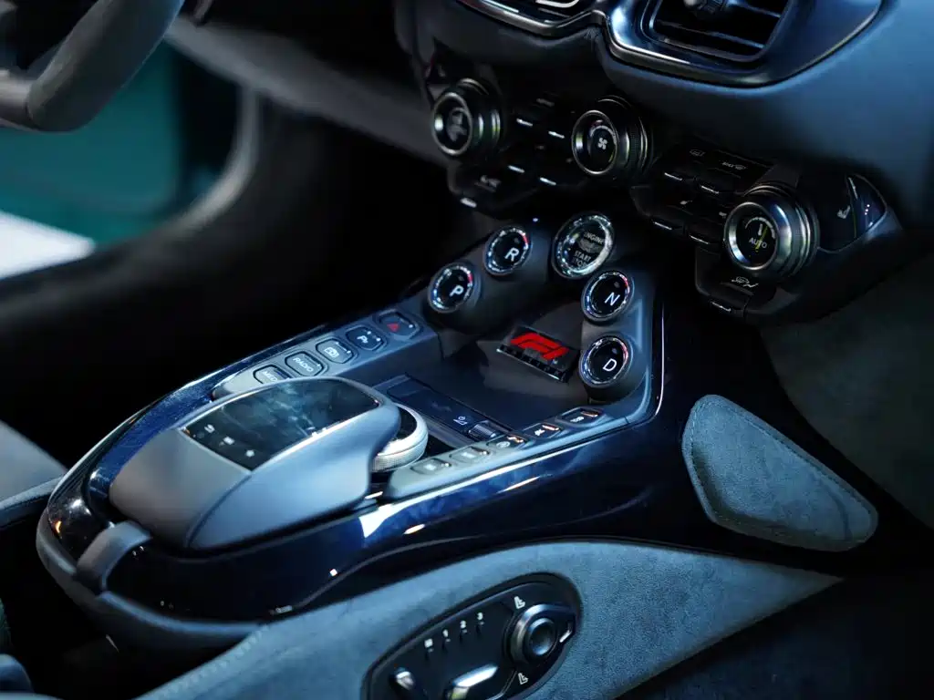 Aston Martin V8 Vantage — миниатюра 47