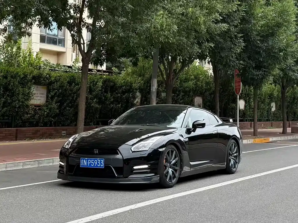 Nissan GT-R — миниатюра 2