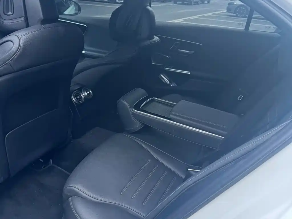 Mercedes-Benz C-Class — миниатюра 6