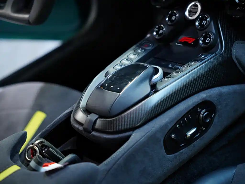 Aston Martin V8 Vantage — миниатюра 30