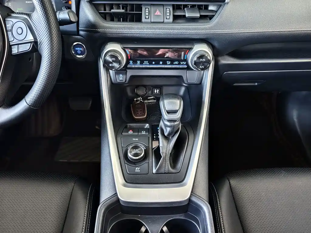 Toyota RAV4 — миниатюра 10