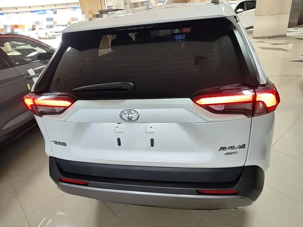Toyota RAV4 — миниатюра 6