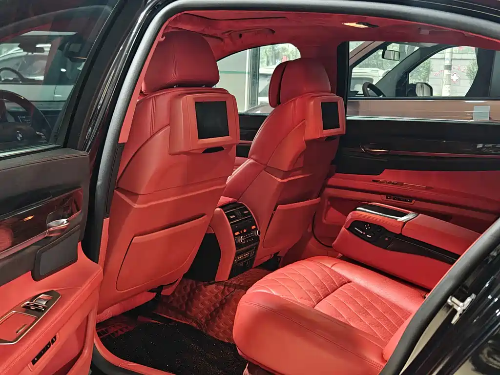BMW 7 Series — миниатюра 9