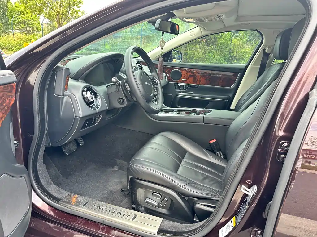 Jaguar XJ — миниатюра 5