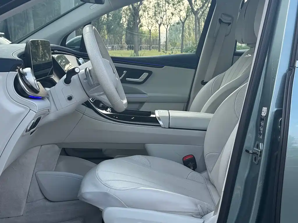 Mercedes-Benz EQE SUV — миниатюра 10