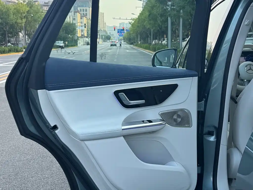 Mercedes-Benz EQE SUV — миниатюра 20