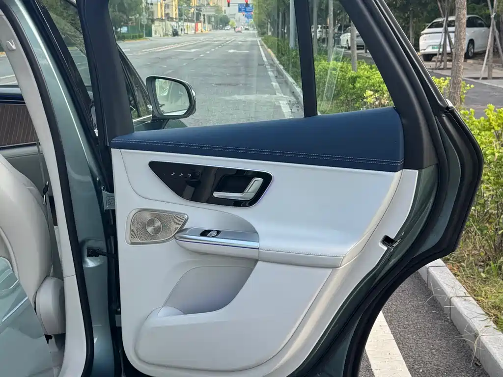 Mercedes-Benz EQE SUV — миниатюра 17