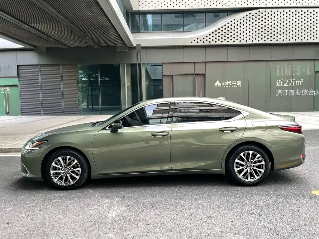 Lexus ES 2022 260