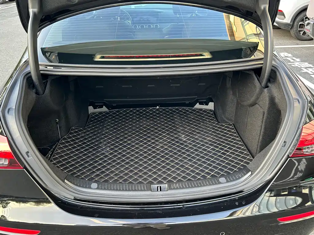 Mercedes-Benz E-Class — миниатюра 13