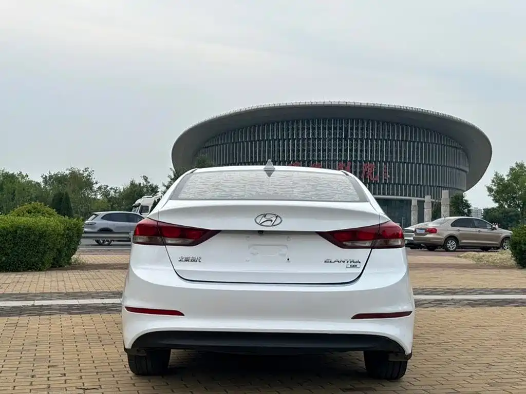 Hyundai Elantra — миниатюра 5