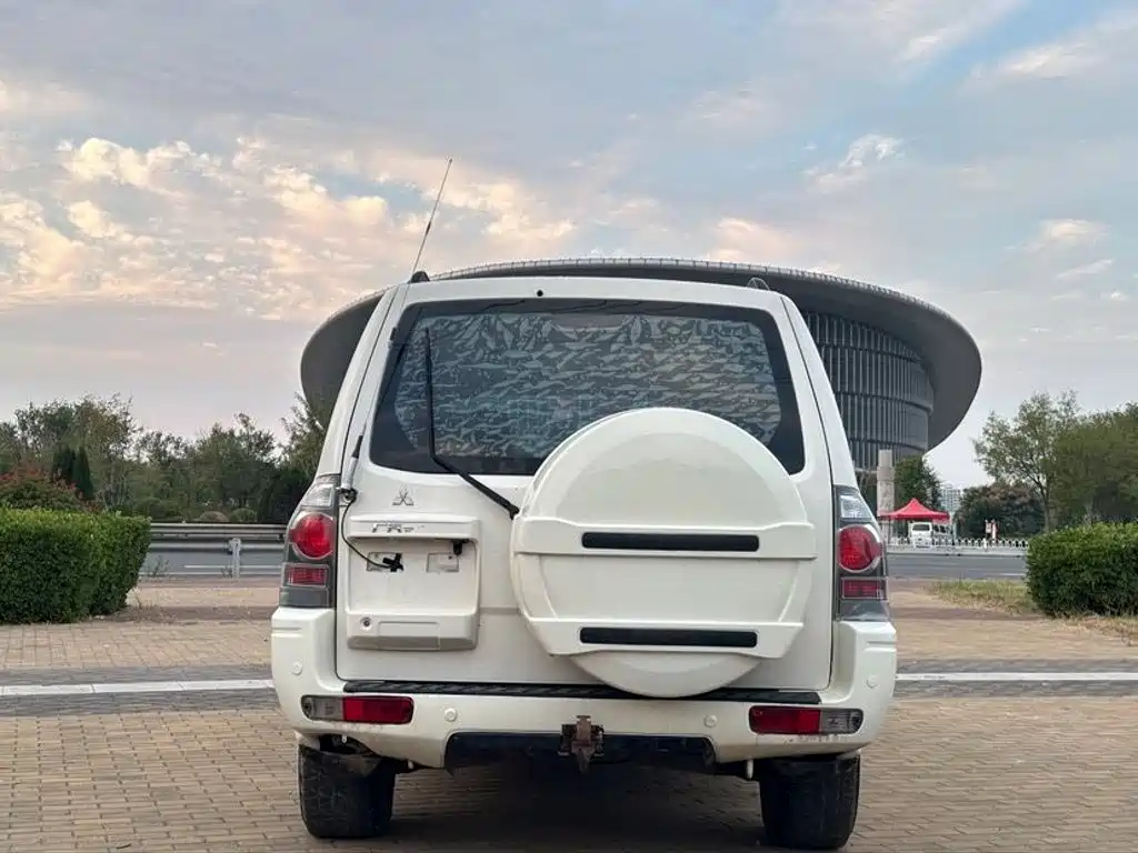 Mitsubishi Pajero — миниатюра 5