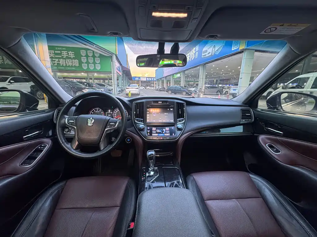 Toyota Crown — миниатюра 6