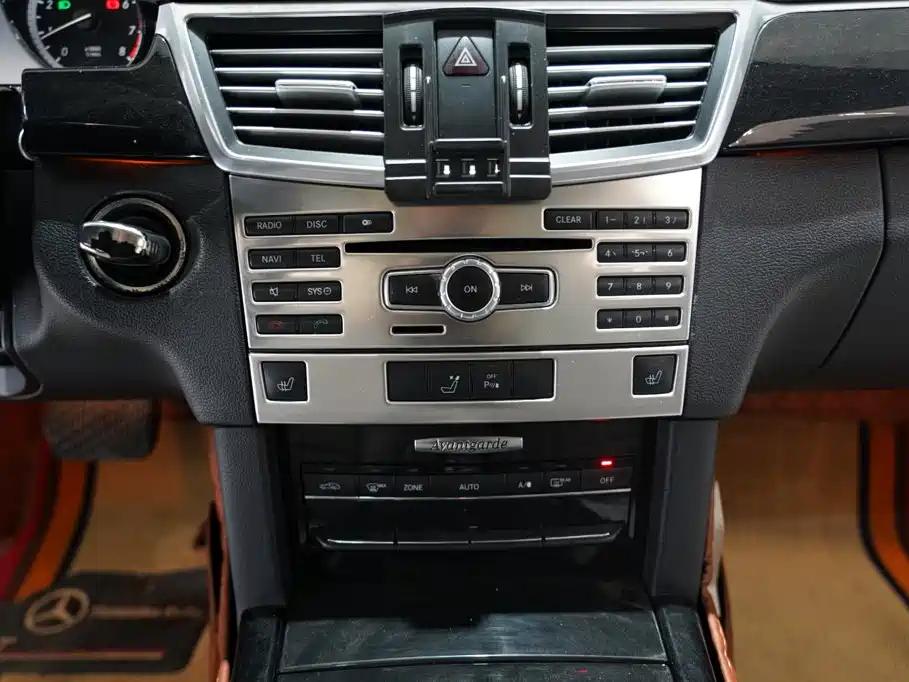 Mercedes-Benz E-Class — миниатюра 11