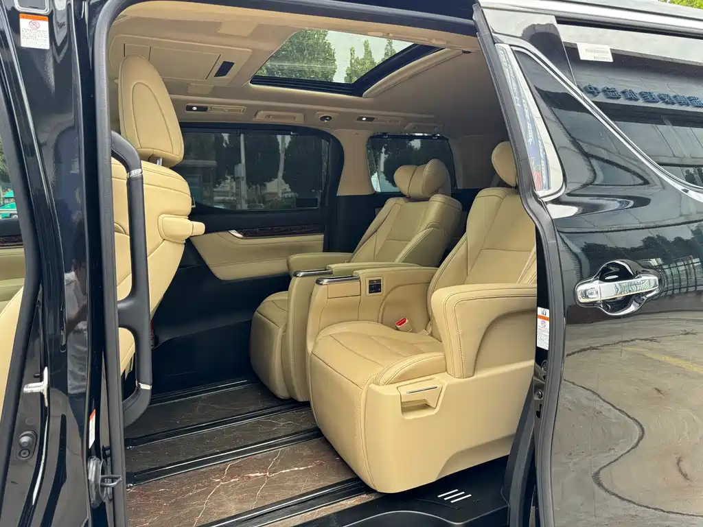 Toyota Alphard — миниатюра 10