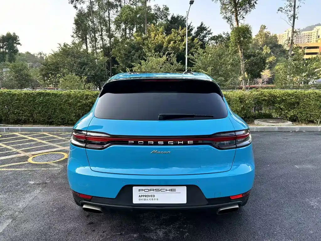 PORSCHE MACAN