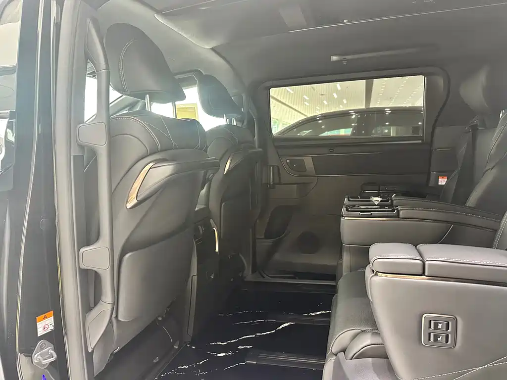 Toyota Alphard — миниатюра 9