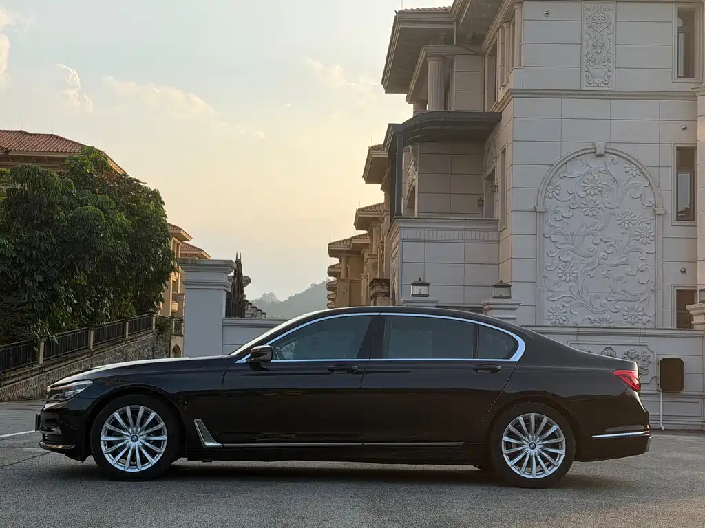 BMW 7 Series — миниатюра 3