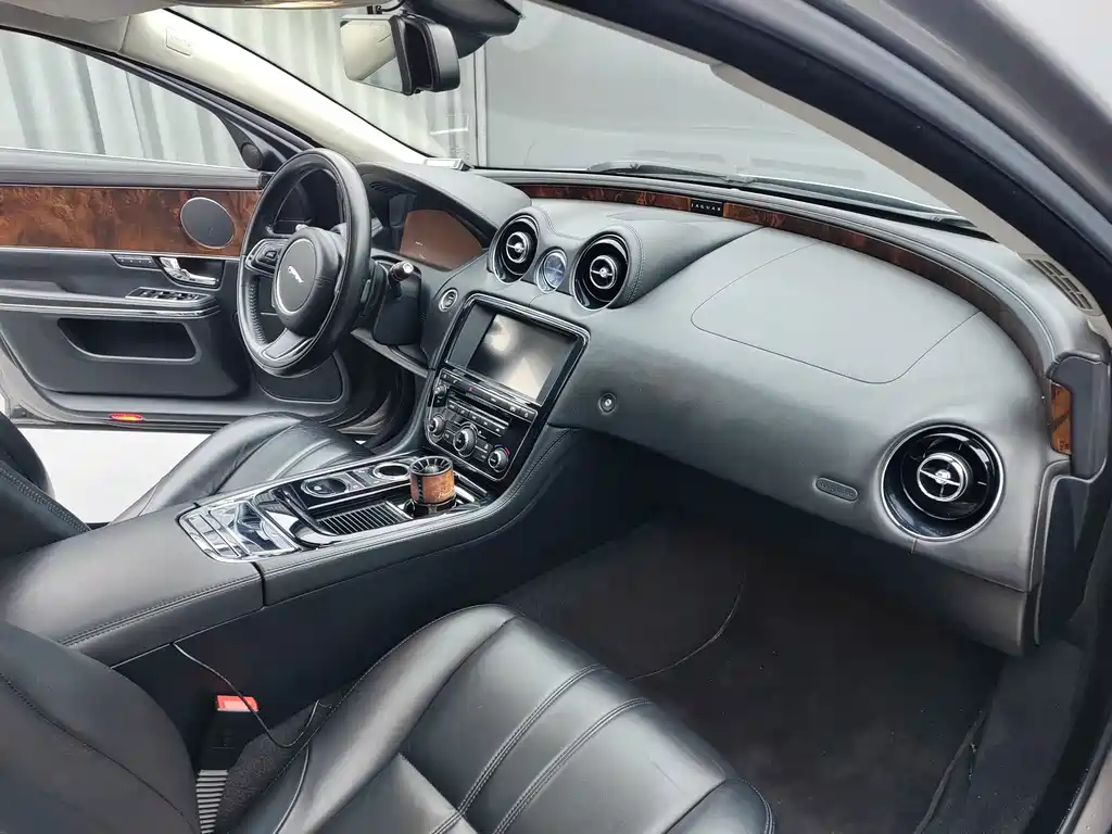 Jaguar XJ — миниатюра 11