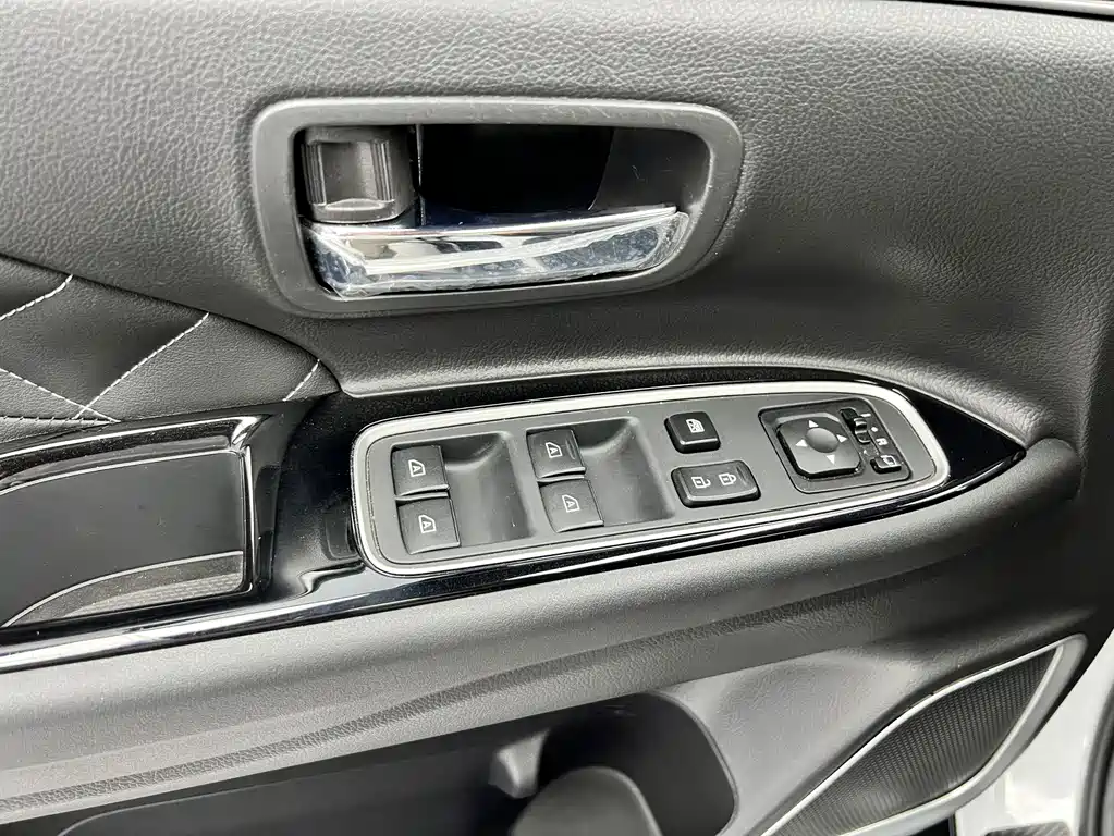 Mitsubishi Outlander — миниатюра 18