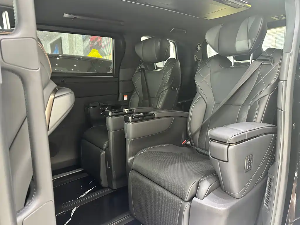 Toyota Alphard — миниатюра 7