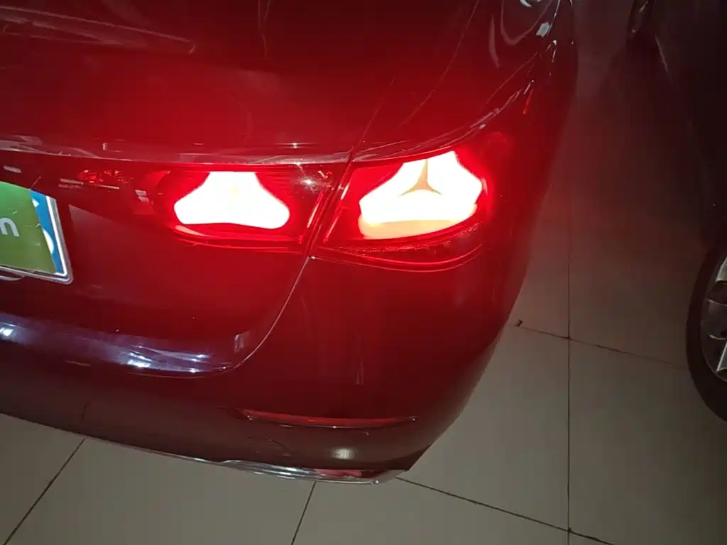 Mercedes-Benz E-Class — миниатюра 8